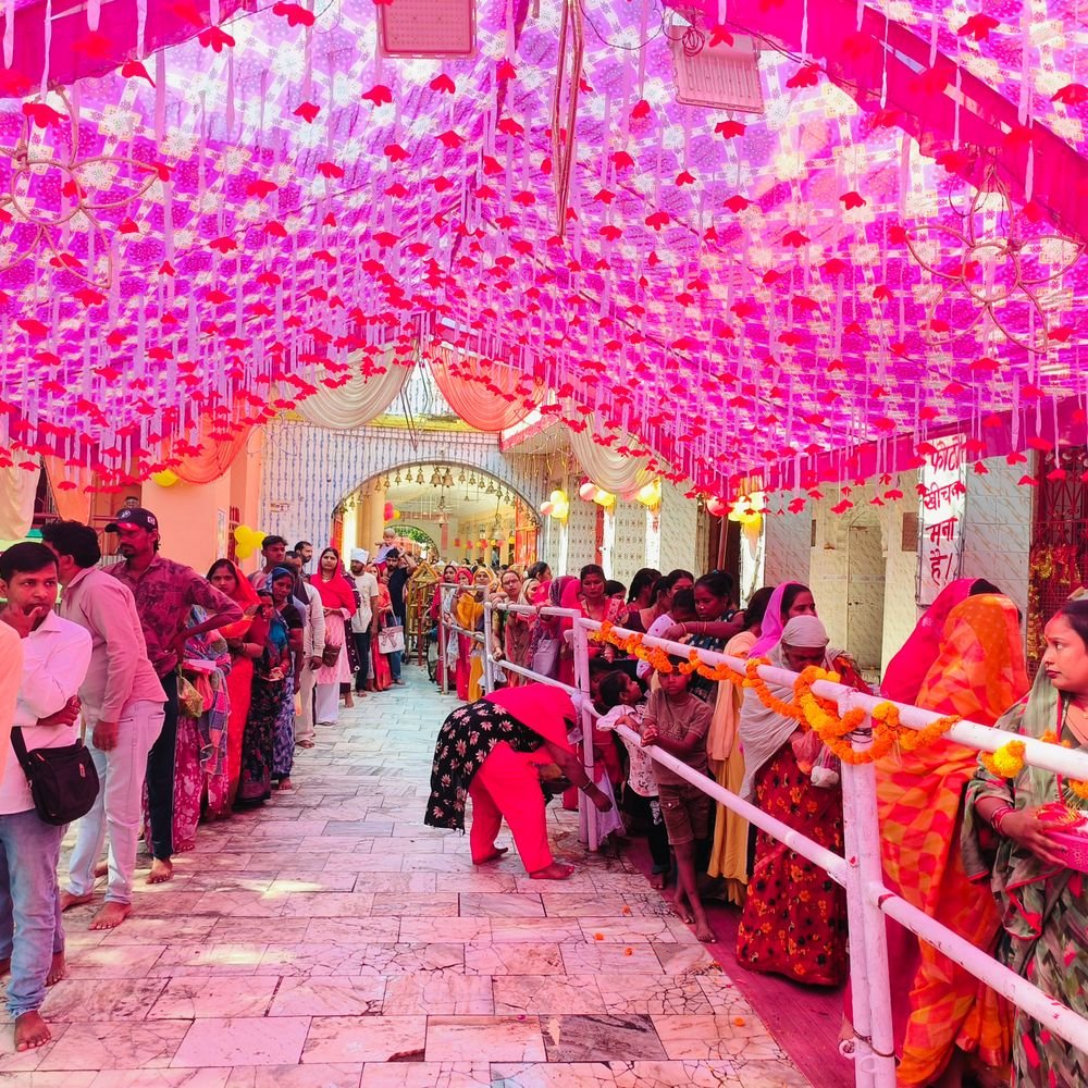 नवरात्रि के अंतिम दिन मंदिरों में उमड़ी भक्तों की भीड़:घाटमपुर में आसपास क्षेत्र से लोग दर्शन करने पहुंचे, सुरक्षा के लिए पुलिस तैनात