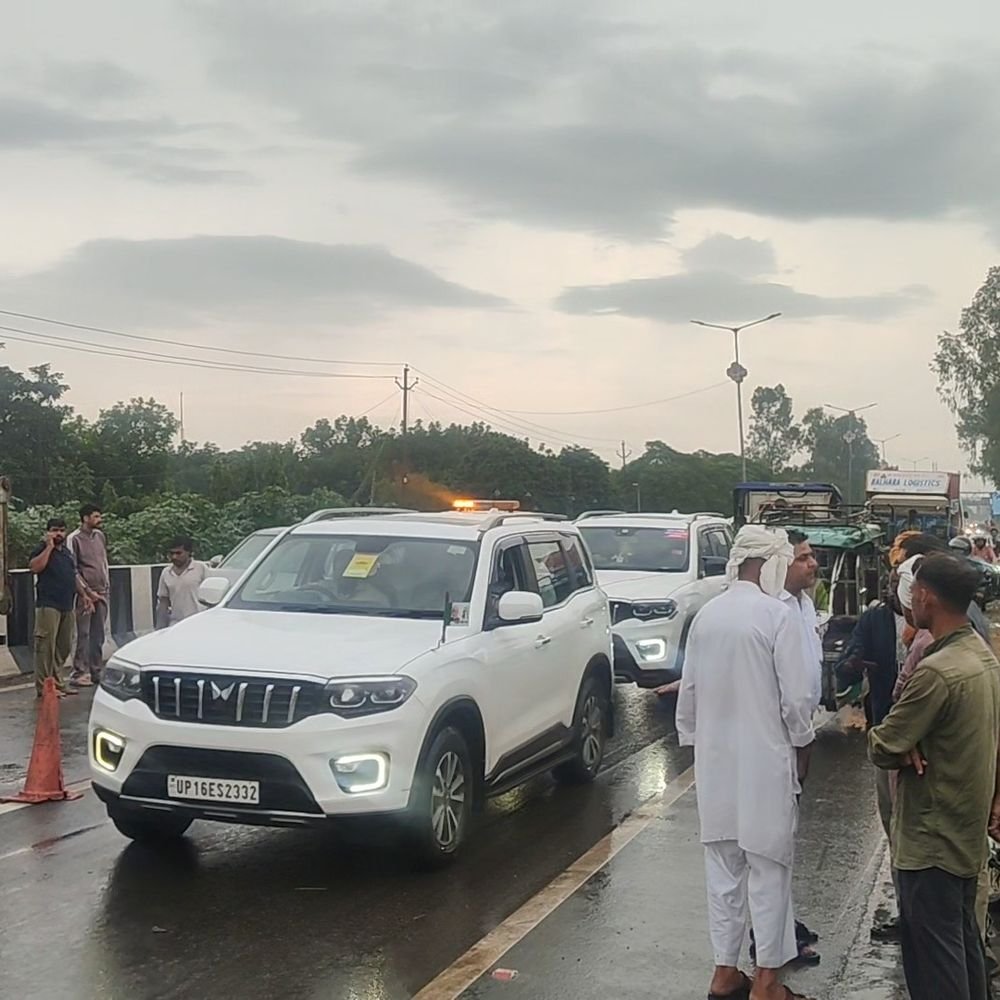 सिसाना के पास ट्रैक्टर डिवाइडर से टकराया:पीछे से कार भी भिड़ी, कोई घायल नहीं; सड़क पर जाम लगा