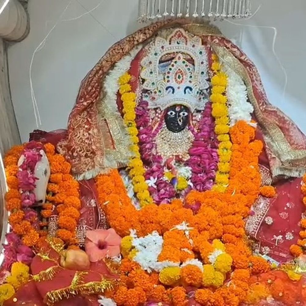 मैनपुरी में शीतला माता मंदिर में उमड़े भक्त:6 तरह के फूलों से हुआ श्रृंगार, सुरक्षा में 50 से ज्यादा पुलिसकर्मी तैनात