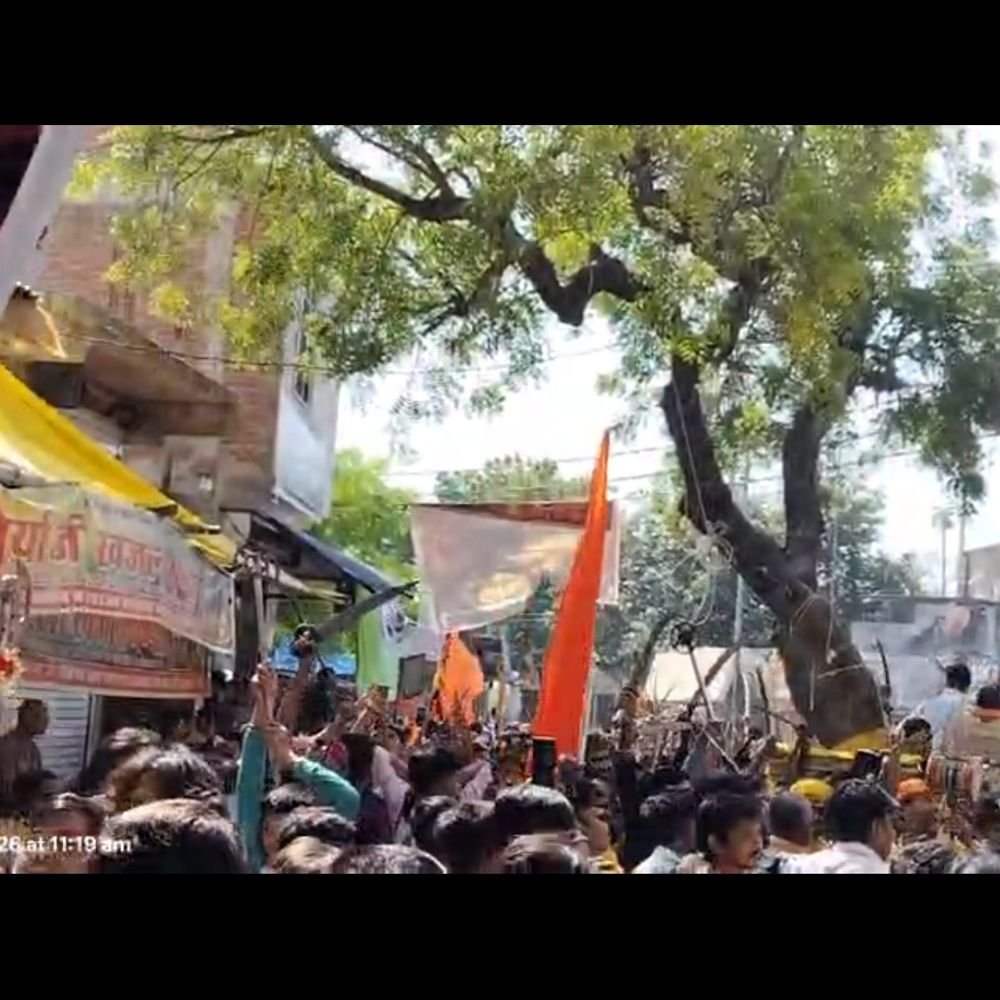शोहरतगढ़ में विजयदशमी पर शस्त्र पूजन का पारंपरिक जुलूस निकला:सांसद जगदंबिका पाल हुए शामिल, पुलिस सुरक्षा में मुस्तैद रही