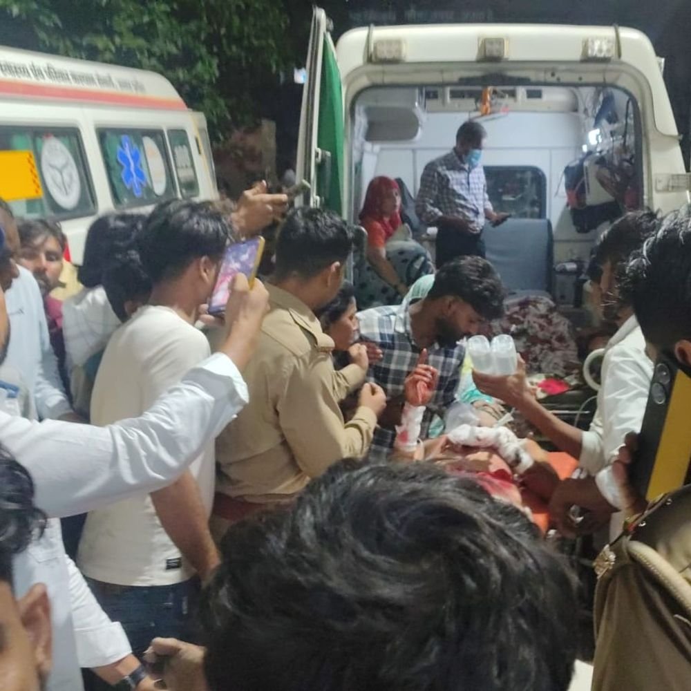 एटा में किन्नर पर दोस्तों ने चाकू से हमला किया:गंभीर हालत में हायर सेंटर रेफर, पुलिस आरोपियों की तलाश में जुटी