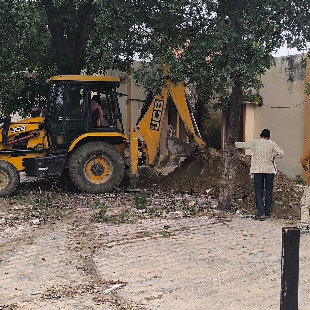 मैनपुरी में पोस्टमार्टम हाउस पर प्रतीक्षालय बनाने का काम शुरू:परिजनों को धूप-बारिश से राहत मिलेगी, नींव खुदाई शुरू