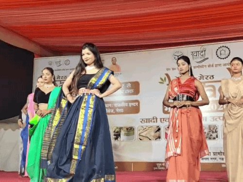 खादी के कपड़ों में रैंप पर उतरीं मॉडल्स:मंडलीय खादी ग्रामोद्योग महोत्सव में दिल्ली और आगरा की मॉडल्स ने भी लिया हिस्सा