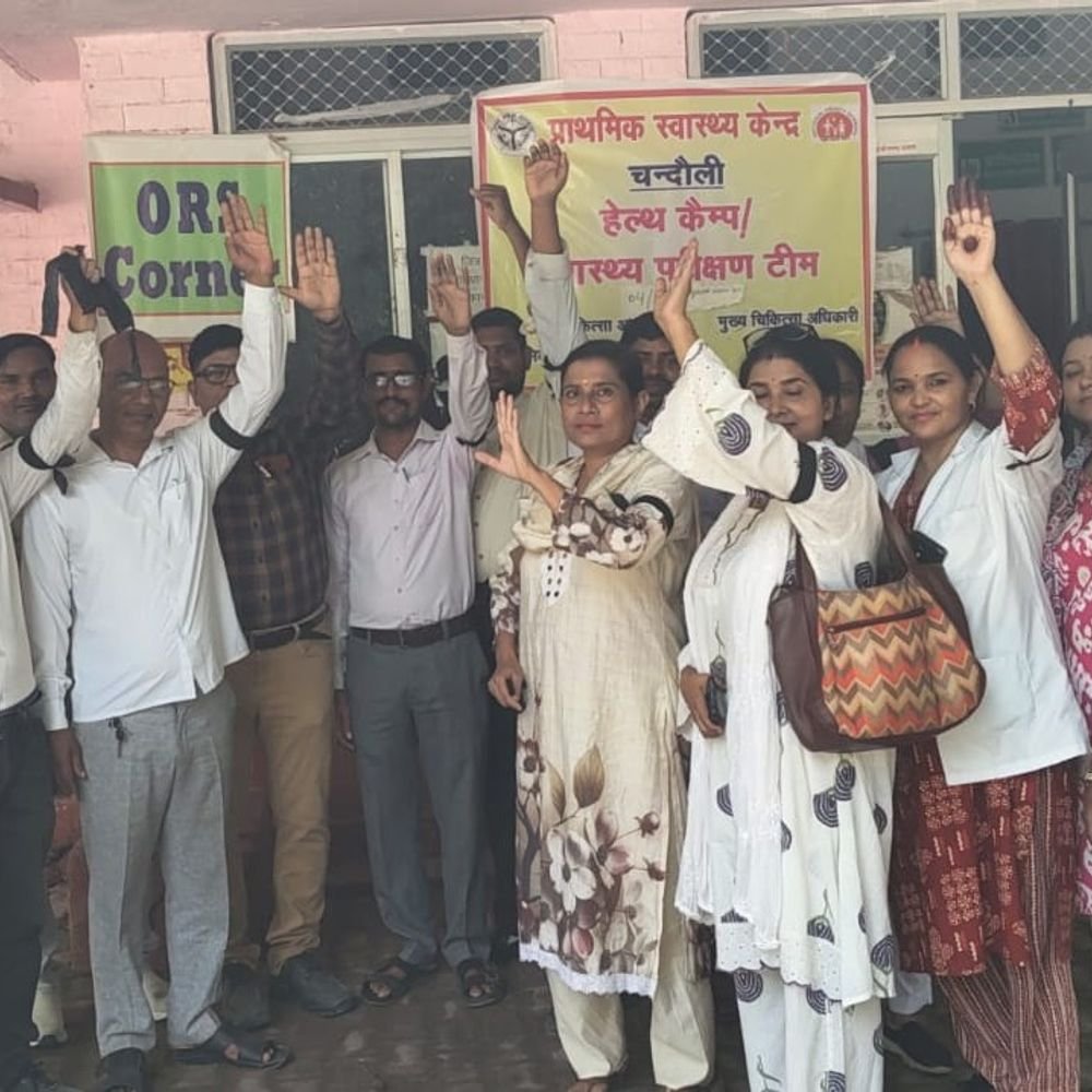 चंदौली में एनएचएम कर्मचारियों का प्रदर्शन:नियमितीकरण और समान वेतन की मांग, काली पट्टी बांधकर विरोध