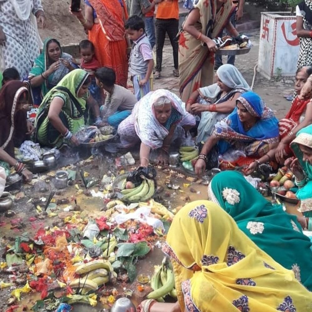 महिलाओं ने रखा निर्जला 'जितिया' व्रत:जौनपुर में विधि-विधान से पूजा कर सुनी राजा जीयुतवान की कथा