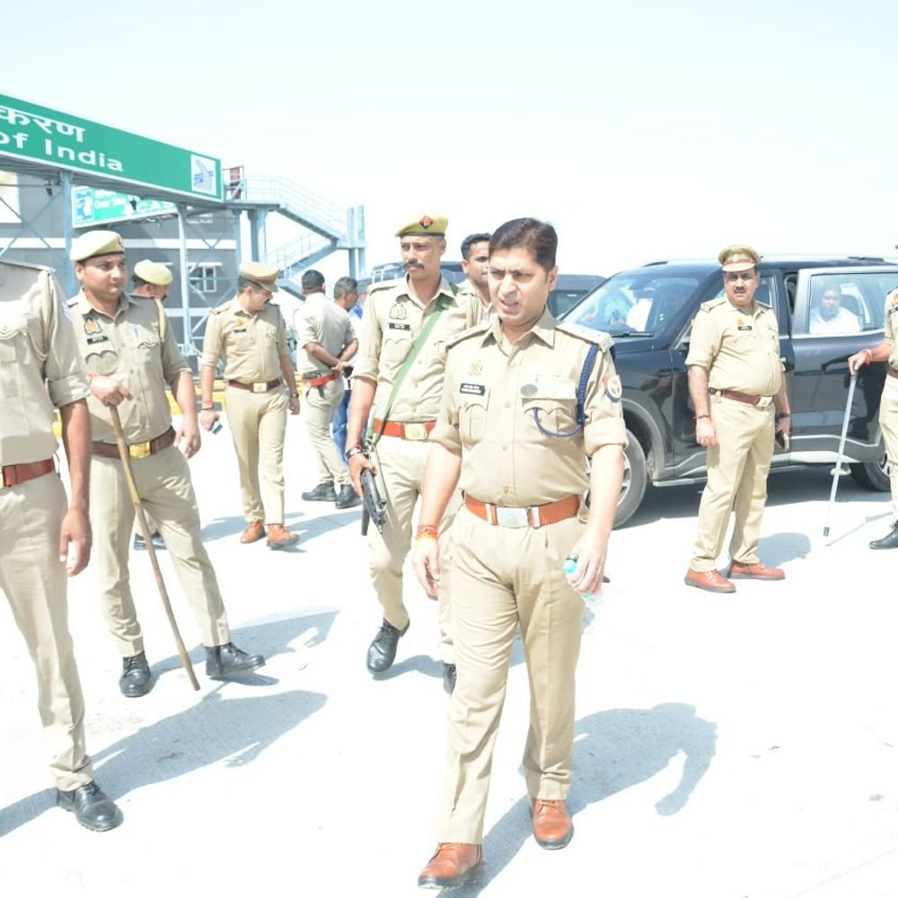 बागपत में एडिशनल एसपी ने टोल प्लाजा पर सुरक्षा जांची:दिल्ली-देहरादून कॉरिडोर पर पुलिस अलर्ट, संदिग्ध वाहनों की तलाशी और चालकों को जागरूक किया