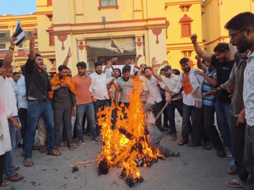 BHU में ABVP के छात्रों और सुरक्षाकर्मियों में हुआ धक्का-मुक्की:विश्वविद्यालय प्रशासन का फूंका पुतला,बोले-धरने से डरकर चीफ प्राक्टर अवकाश पर गये