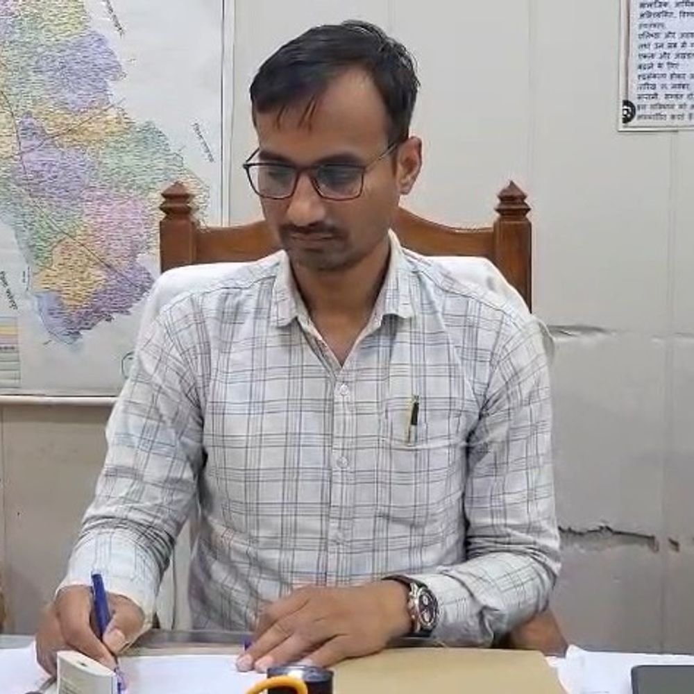 पिता को मृत दिखाकर बेटे ने ली शिक्षक की नौकरी:उन्नाव में 24 साल पुराने फर्जीवाड़े में बीएसए ने जांच कर सस्पेंड किया