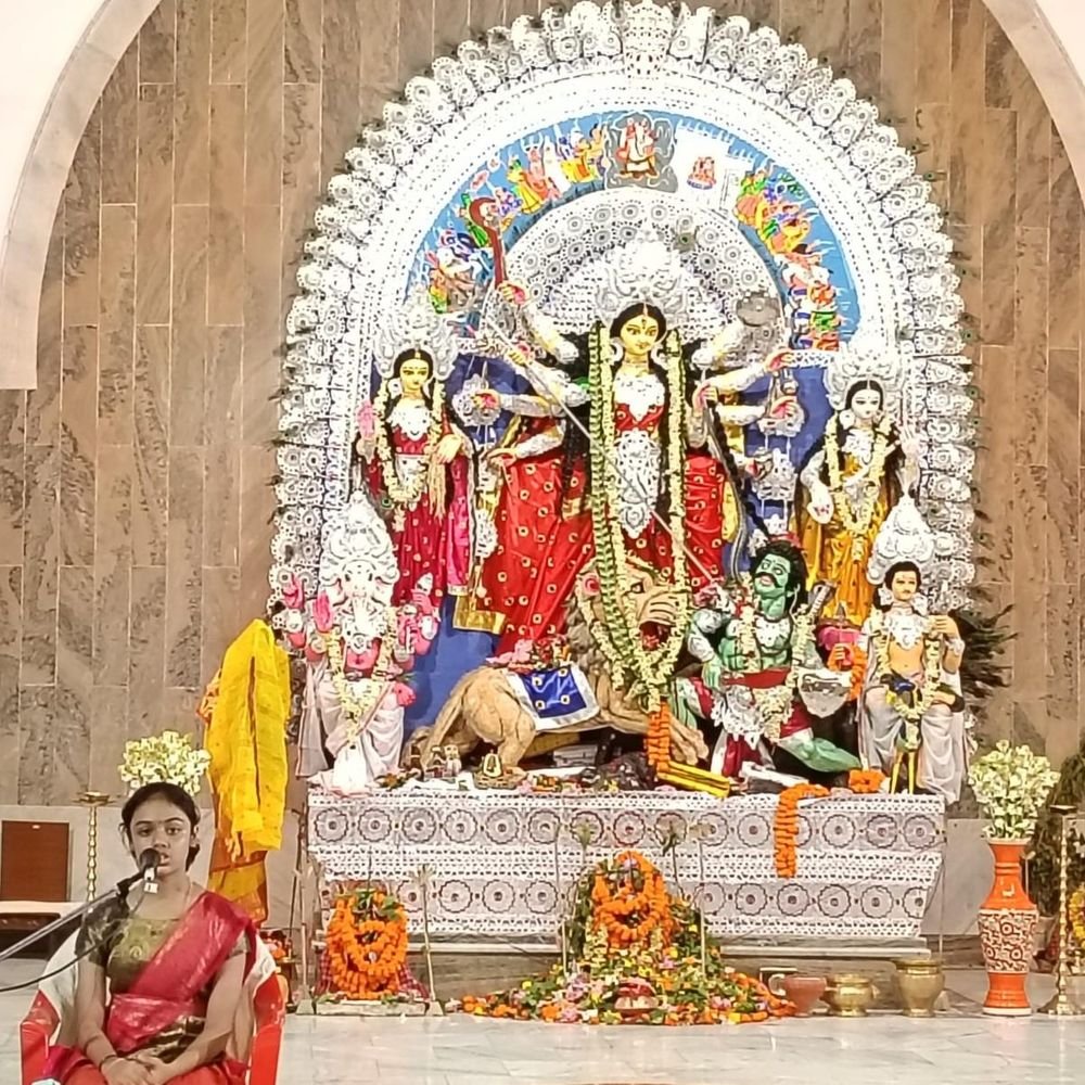 लखनऊ के रामकृष्ण मठ में दुर्गा पूजा उत्सव:11 साल की आर्यमा ने बिना देखे दुर्गा सप्तशती का पाठ किया, 2 घंटे 15 मिनट लगे