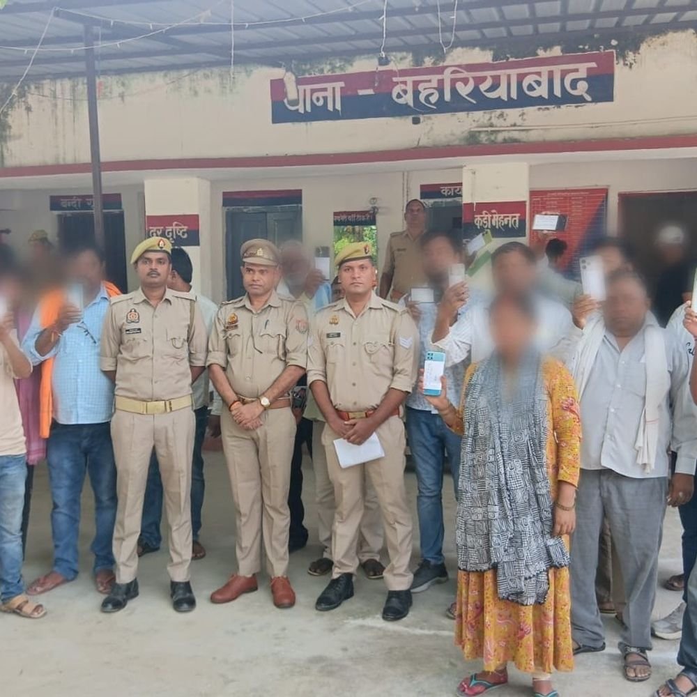 गाजीपुर में साइबर सेल ने 22 गुम मोबाइल बरामद किए:बहरियाबाद पुलिस ने उनके मालिकों को वापस सौंपे, लोगों के चेहरे पर खुशी