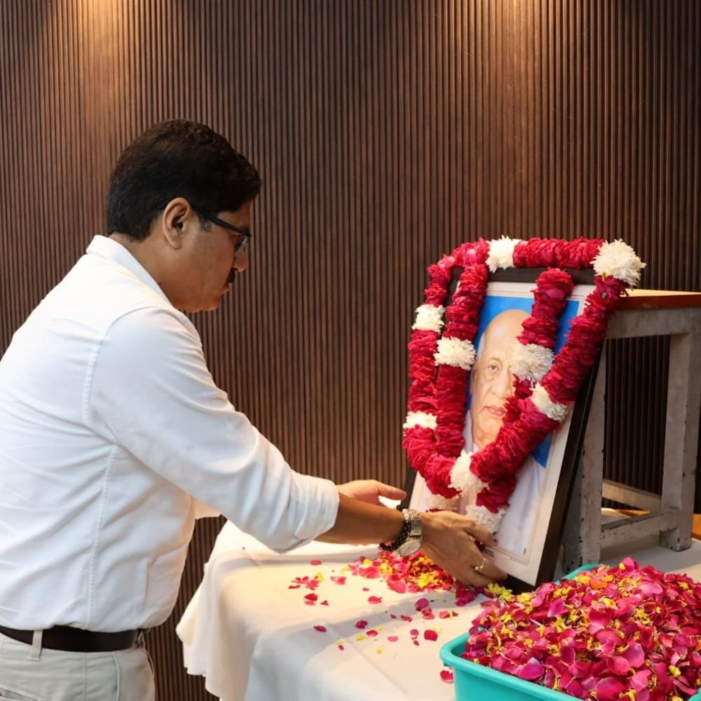कलेक्ट्रेट में पटेल जयंती पर अधिकारियों-कर्मचारियों ने शपथ ली:डीएम डॉ. वीके सिंह ने चित्र पर फूल चढ़ाए; राष्ट्रीय एकता दिवस मनाया