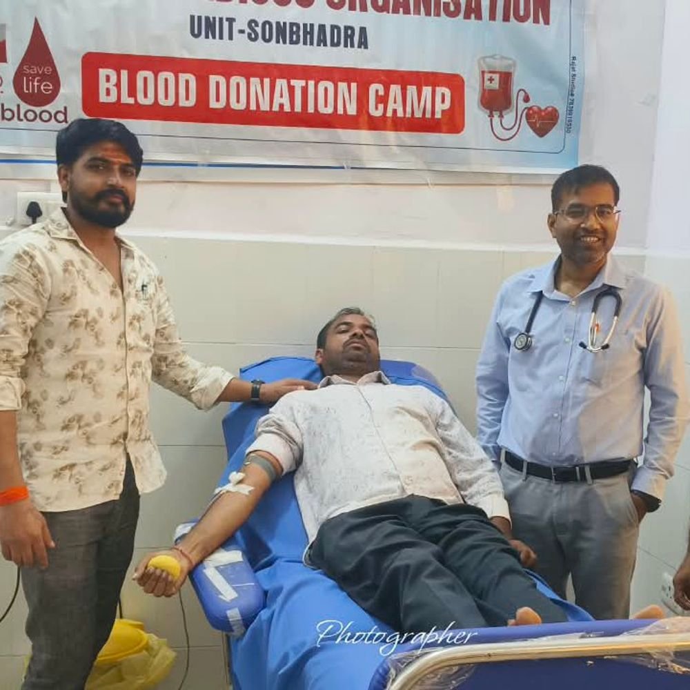 सोनभद्र मेडिकल कॉलेज डॉक्टरों और कर्मचारियों ने किया स्वैच्छिक रक्तदान:राष्ट्रीय स्वैच्छिक रक्तदान दिवस पर लोढ़ी में शिविर आयोजित