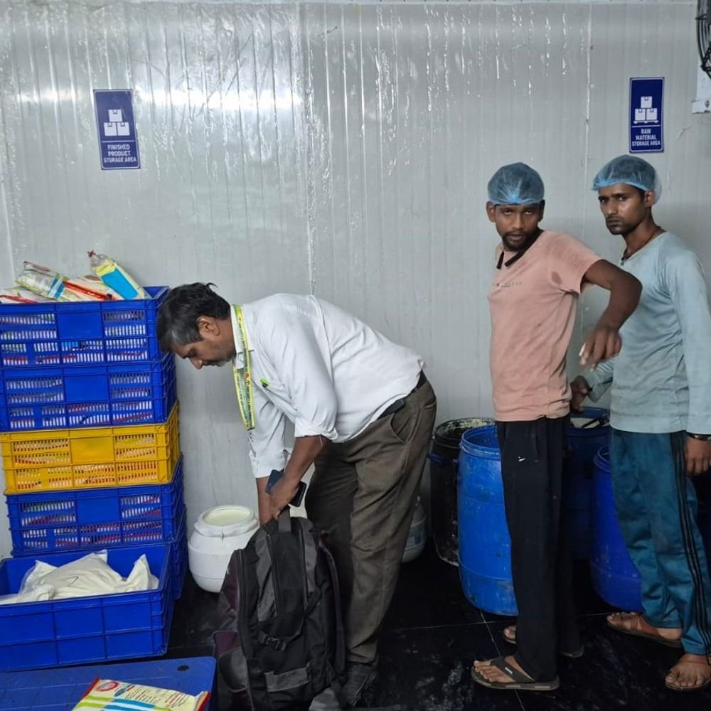 हापुड़ में दही से नकली क्रीम बनाने का खुलासा:जांच में 11 में से 3 नमूने असुरक्षित, 8 अधोमानक पाए गए