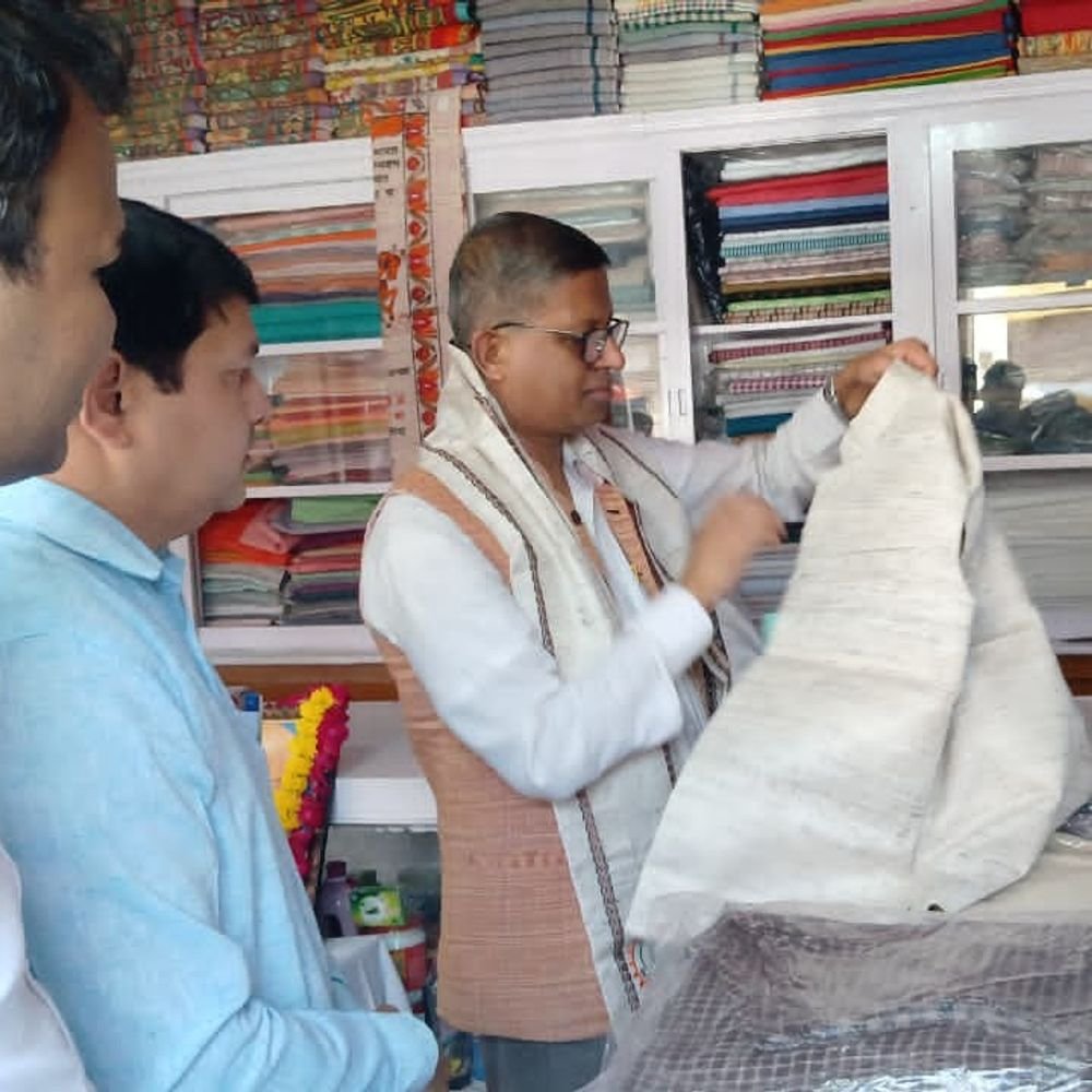 गांधी जयंती पर खादी भंडार पहुंचे कानपुर देहात के DM:कपड़े खरीदकर स्वदेशी अपनाने की अपील की, स्वच्छता कर्मियों को किया सम्मानित