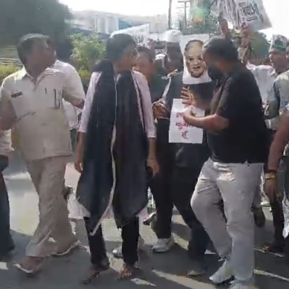 ज्ञानेश कुमार के इस्तीफे की मांग पर कांग्रेस का प्रदर्शन:कार्यालय से घंटाघर तक निकाला पैदल मार्च, लगाए ‘वोट चोर गद्दी छोड़’ के नारे