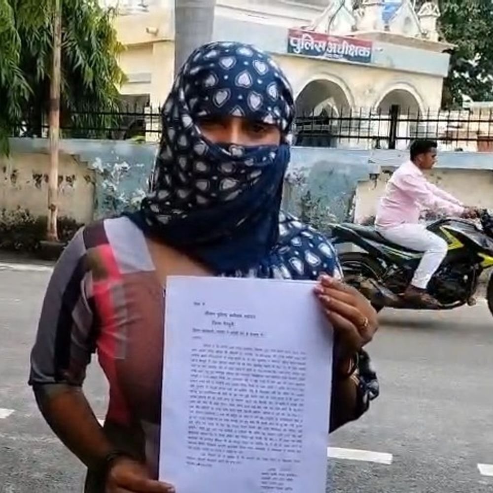 मंदिर से लौट रही महिला से मारपीट का आरोप:मैनपुरी में चार के खिलाफ मुकदमा दर्ज, पुलिस जांच में जुटी