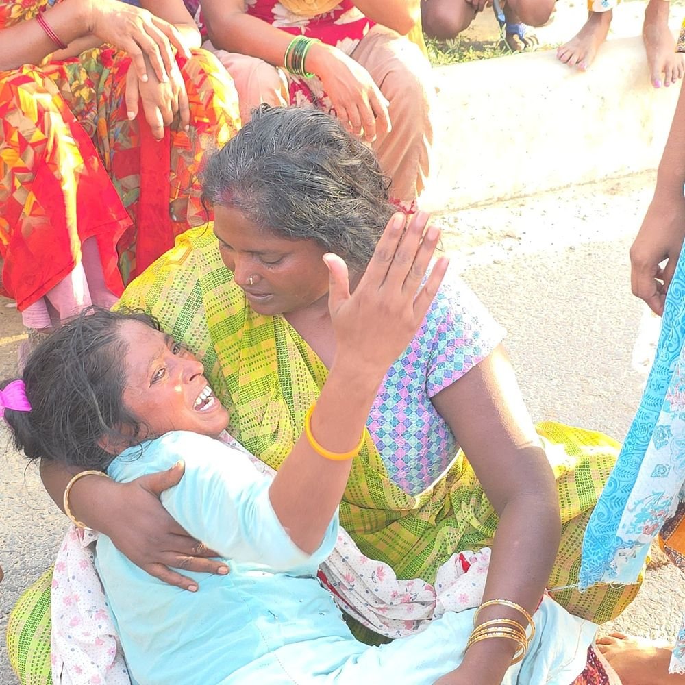 कौशांबी में बेकाबू बाइक ने 5 वर्षीय मासूम को कुचला:ग्रामीणों ने सड़क पर उतरकर जताया गुस्सा, भीड़ ने बाइक सवार को पुलिस को सौंपा