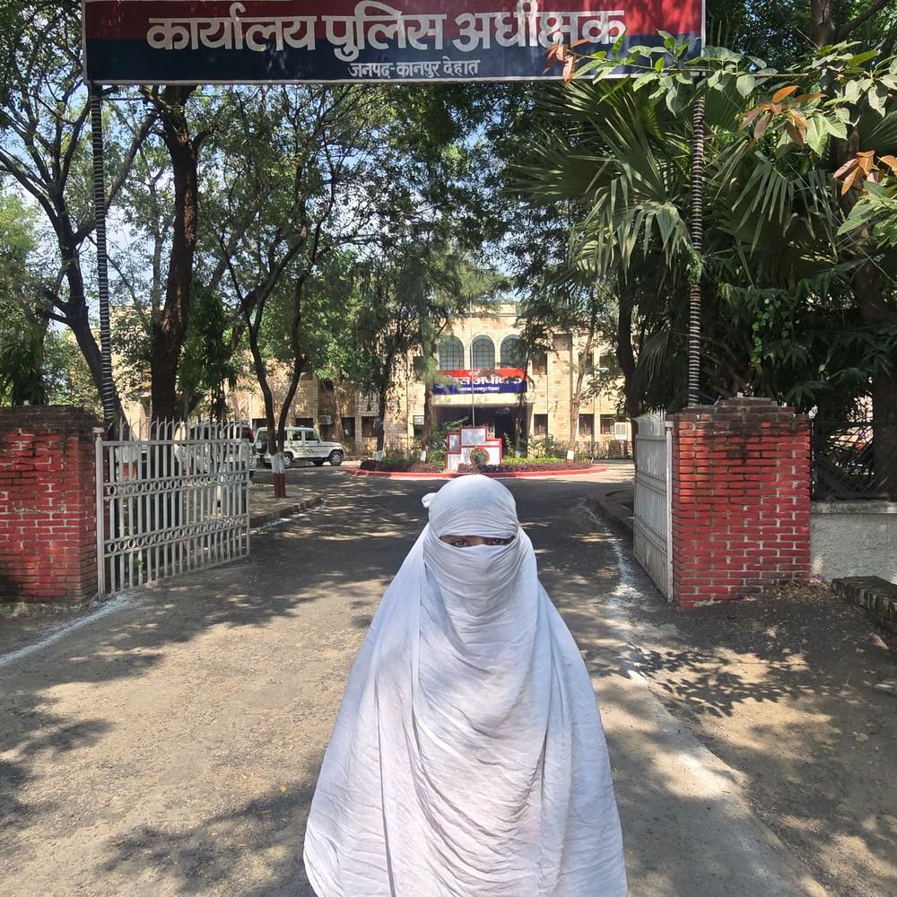 छात्रा को नशीली कोल्डड्रिंक पिलाकर रेप:कानपुर देहात में नंगे पैर SP ऑफिस पहुंची छात्रा, बोली- अश्लील फोटो-वीडियो बनाए