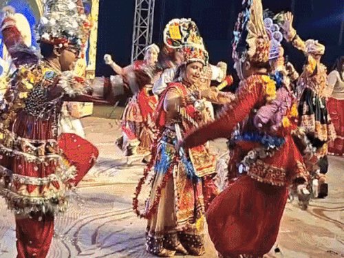 वाराणसी में गरबा को लेकर विहिप की कड़ी चेतावनी:विभाग मंत्री बोले - पहचान छिपाई तो खैर नहीं, पंडालों में आधार कार्ड और तिलक-कलावा अनिवार्य, तैनात होंगे वालिंटियर