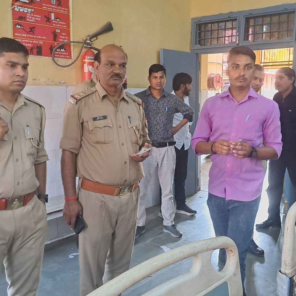 हाथरस में दो बाइकों की आमने-सामने भिड़ंत, युवक की मौत:11वीं की छात्रा समेत दो गंभीर घायल, जिला अस्पताल और आगरा रेफर