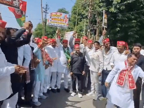 मुख्य चुनाव आयुक्त के खिलाफ सड़क पर उतरे सपाई:गाजियाबाद में वोट चोर और चंदा चोरी के नारे लगाते हुए जमकर हंगामा किया