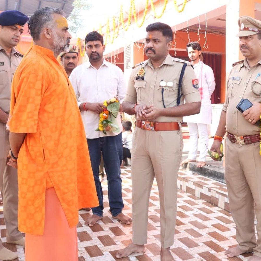 नवरात्र के पहले दिन एसपी अमेठी ने मंदिरों की सुरक्षा:मां कालिकन धाम और देवी पाटन मंदिर में व्यवस्थाओं का जायजा लिया