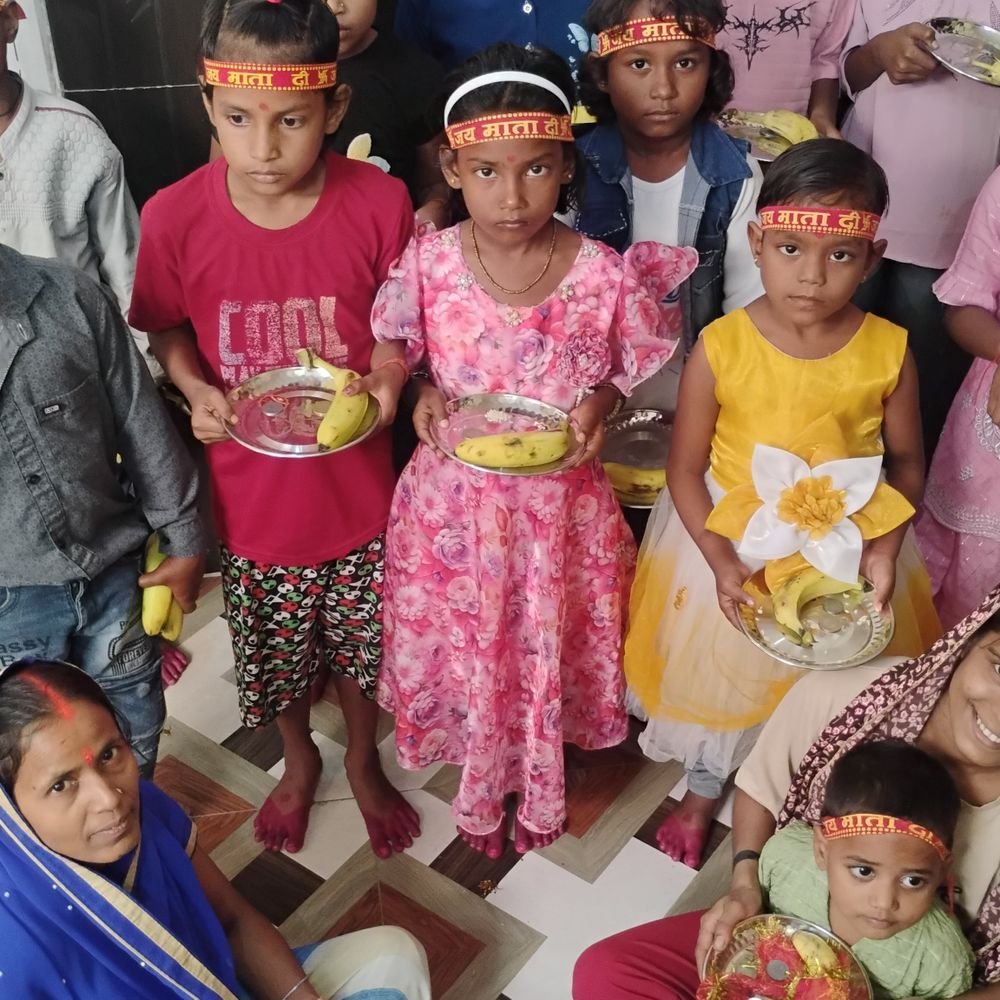 प्रतापगढ़ में कन्या पूजन:देवगढ़ कमासिन में कन्याओं के पैर धोकर तिलक लगाया, भोजन कराकर लिया आशीर्वाद
