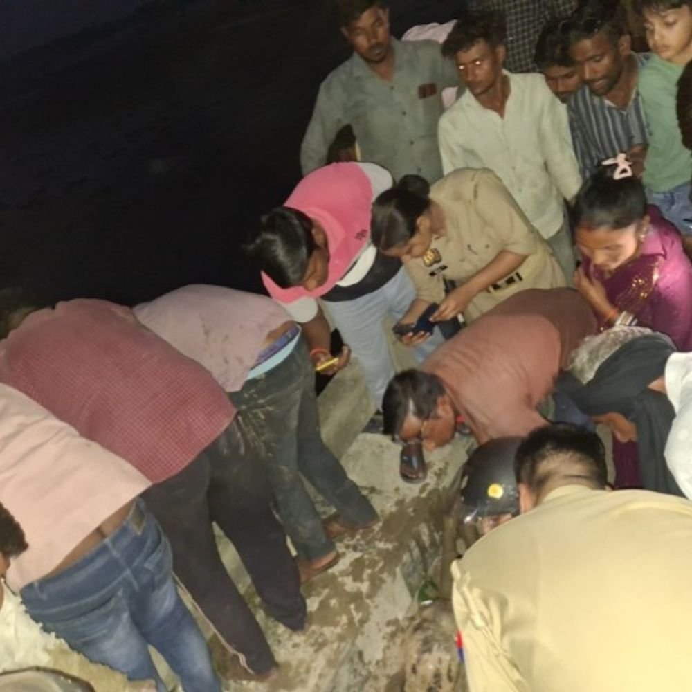 मां की पिटाई से नाराज छात्रा नदी में कूदी:युवक ने बचाई जान, रस्सी के सहारे बाहर निकाला; अस्पताल में भर्ती