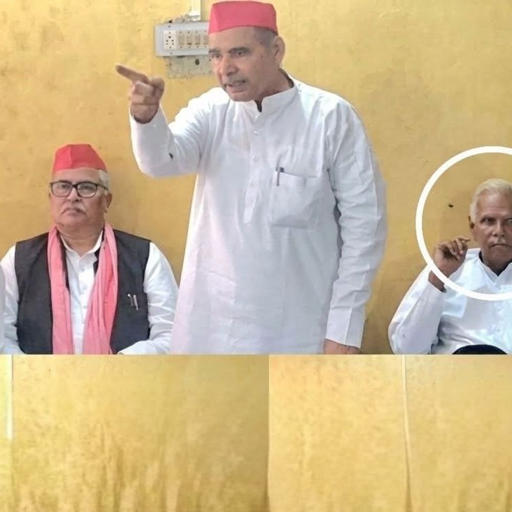 हरदोई में सपा की बैठक में दिखे यदुनंदन वर्मा:6 महीने पहले पार्टी ने किया था निष्कासित, शराफत अली के बगल में बैठे नजर आए
