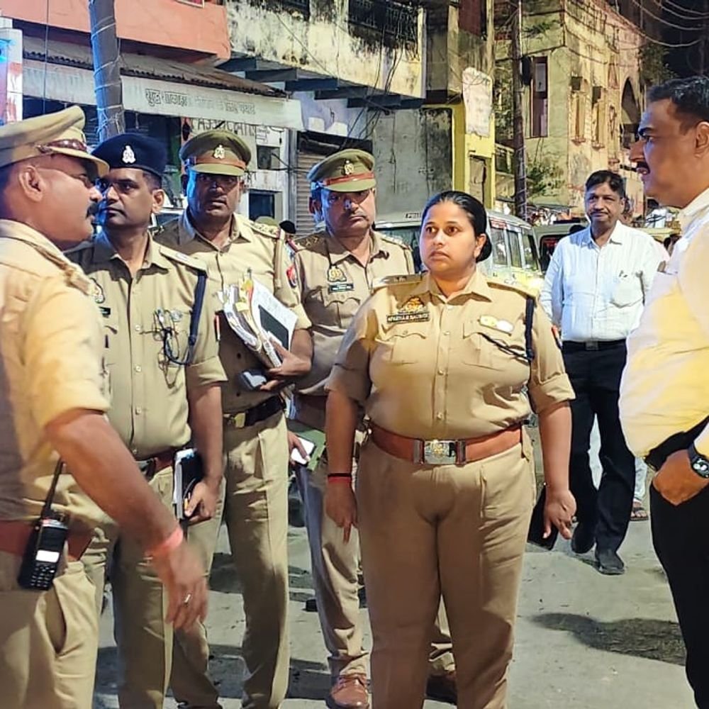 विंध्याचल नवरात्र मेले से पहले डीएम-एसपी ने परखी व्यवस्था:मिर्जापुर में भीड़ को लेकर प्रशासन अलर्ट; सुरक्षा और यातायात व्यवस्था दुरुस्त रखने के निर्देश