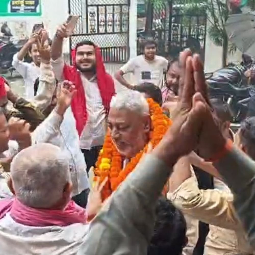 वाराणसी शिक्षक-स्नातक एमएलसी की दोनों सीटें सपा ने जीतीं:मिर्जापुर में पार्टी कार्यालय पर कार्यकर्ताओं ने ढोल-नगाड़ों के साथ मनाया जश्न