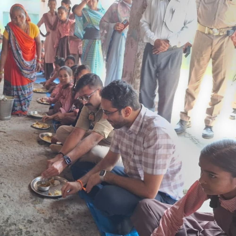 डीएम-एसपी ने बच्चों के साथ खाया मिड-डे मील:रुद्रपुर के कंपोजिट विद्यालय का औचक निरीक्षण कर परखी भोजन की गुणवत्ता और व्यवस्थाएं