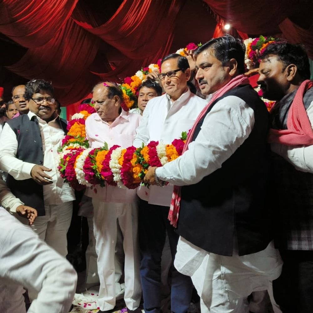 गोसाईंगंज में सपा ने सरदार पटेल की 151वीं जयंती मनाई:सांसद एसपी सिंह और आरके चौधरी शामिल हुए, सपा सरकार बनाने की अपील की