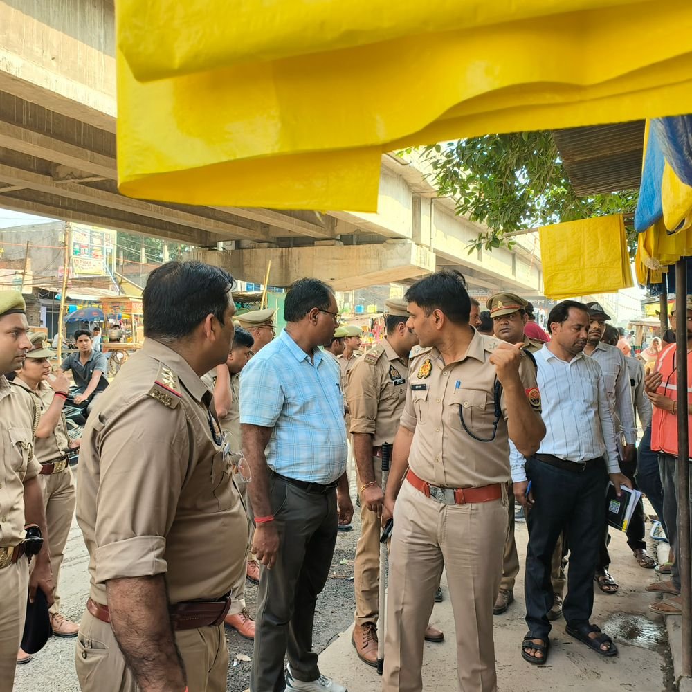 घाटमपुर चौराहे पर अतिक्रमण के खिलाफ कार्रवाई:5 वाहन सीज, 100 का चालान; 22 दुकानदारों पर 13,900 रुपए जुर्माना