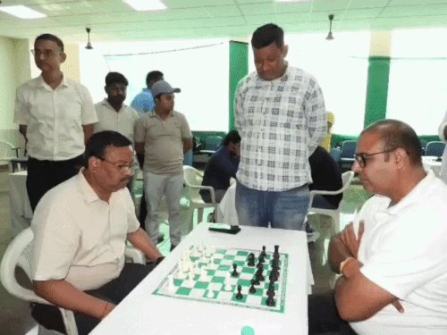 शतरंज की बिसात पर PVVNL के इंजीनियर-कर्मचारियों ने चलीं चालें:बैडमिंटन और टेबल टेनिस में भी खिलाड़ियों ने दिखाया दम, एमडी ने बढ़ाया उत्साह