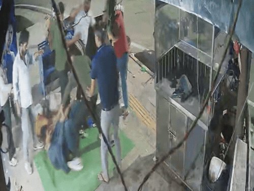 आगरा में कैफे संचालक पर दबंगों का हमला:बाल पकड़कर घसीटा, सिर में बोतल-बाल्टी मारी, पुलिस ने नहीं लिखी एफआईआर