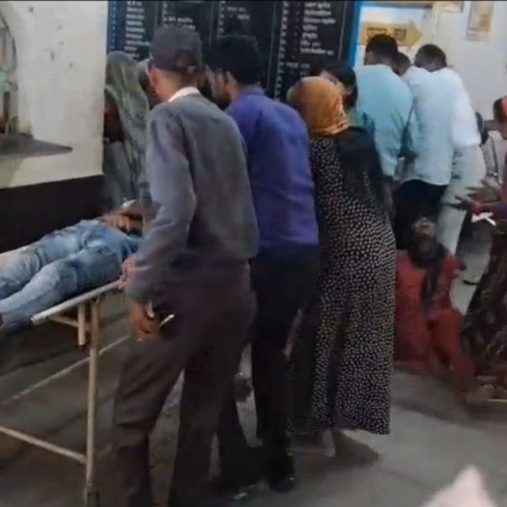 स्कूल बस ने बाइक को रौंदा, 3 युवकों की मौत:बदायूं में चौथा गंभीर घायल, बुखार से पीड़ित युवक को दवा दिलाने जा रहे थे
