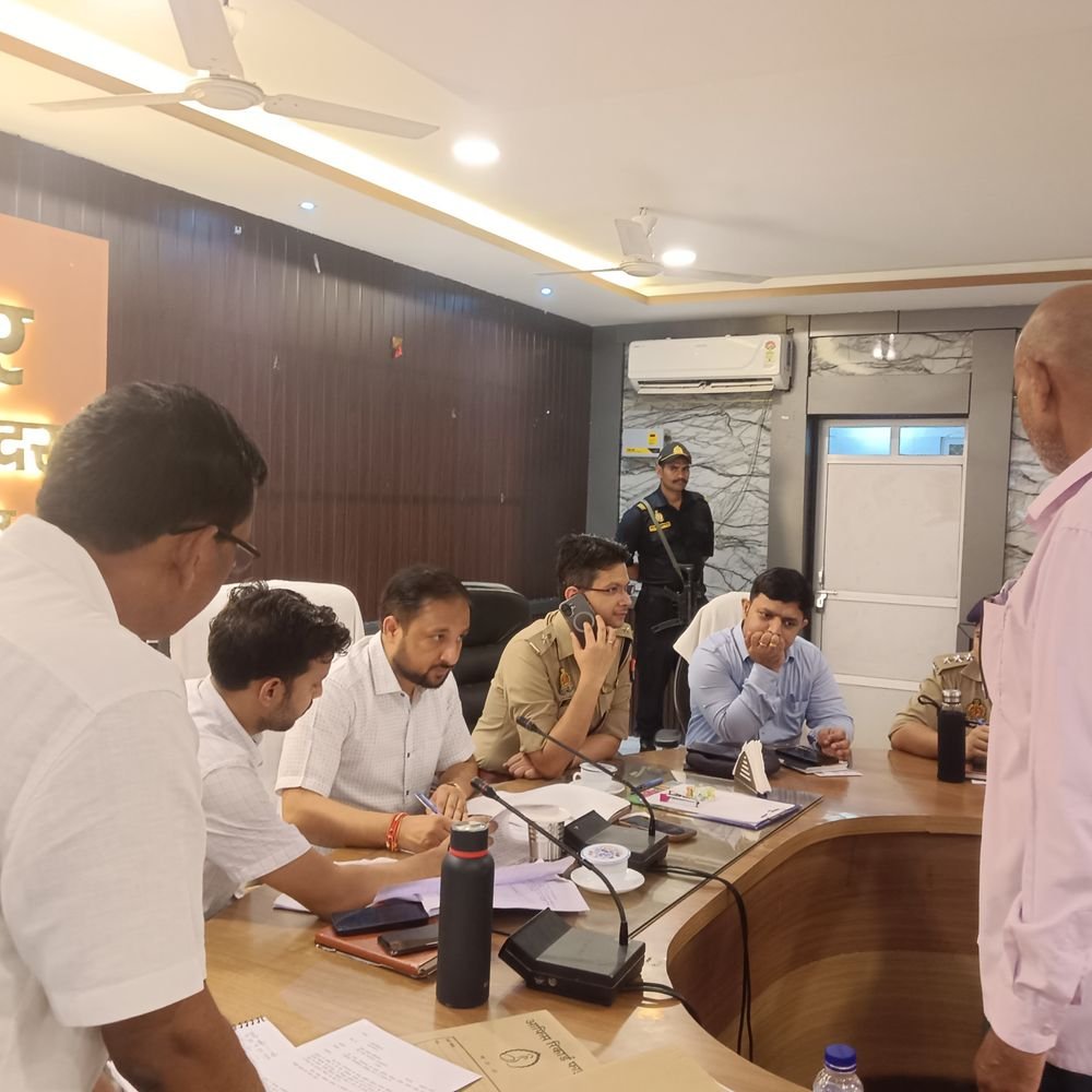 महराजगंज तहसील सदर में संपूर्ण समाधान दिवस आयोजित:डीएम-एसपी ने सुनीं 32 जनसमस्याएं, 4 का मौके पर हुआ निपटारा