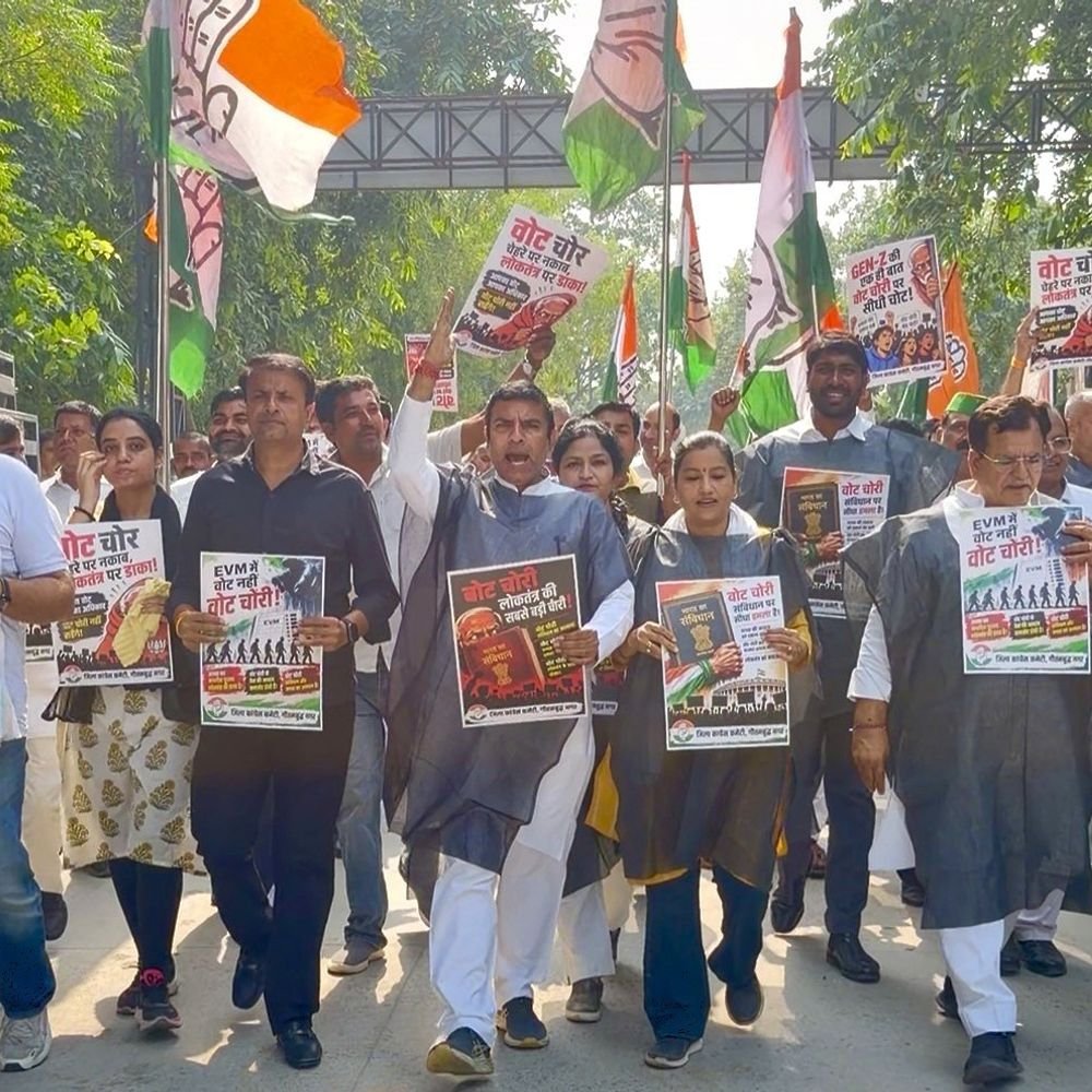 राहुल गांधी और प्रियंका गांधी हिरासत में लिए गए:ग्रेटर नोएडा में कांग्रेस ने काले कपड़े पहनकर किया प्रदर्शन