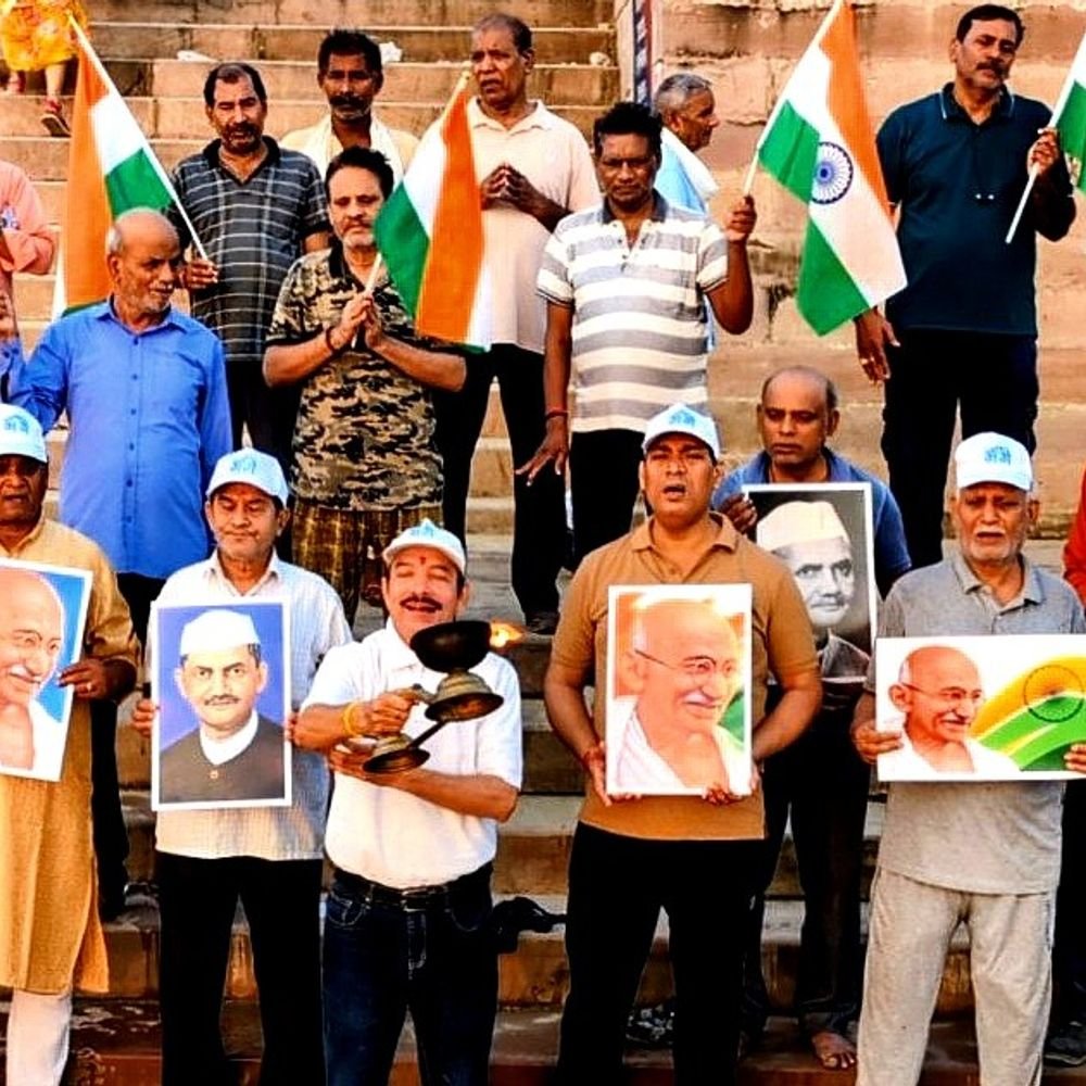 गांधी-शास्त्री जयंती पर गंगा तट पर सफाई:गंगा आरती के बाद घाट पर चलाया सफाई अभियान, स्वच्छता का दिया संदेश