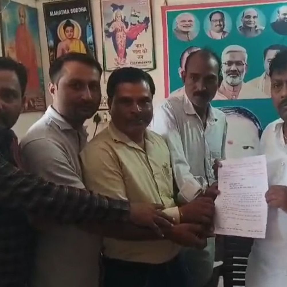 रोजगार सेवकों ने मानदेय बढ़ाने के लिए ज्ञापन सौंपा:सदर विधायक और MLC को CM के नाम दिया ज्ञापन, 24 हजार मानदेय और कैशलेस इलाज की मांग