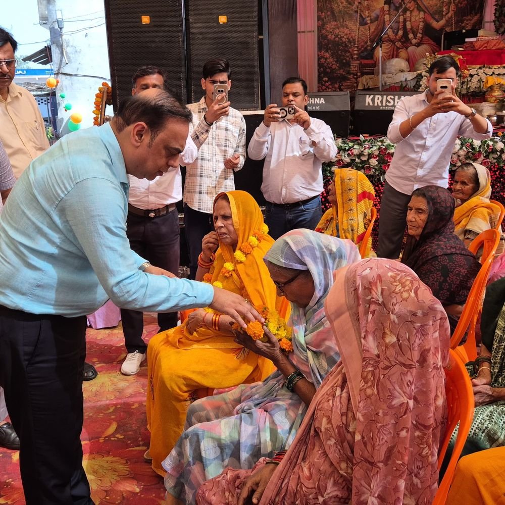 जालौन में सेवा संकल्प अभियान:डीएम ने बुजुर्गों का जाना हालचाल, स्वास्थ्य शिविर लगाकर दी बेहतर सेवाएं