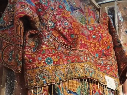 गोरखपुर में पोजिशन प्रिंट की मल्टीकलर साड़ी ट्रेंडिंग:करवा चौथ पर हैंडवर्क की डिमांड भी हाई, यूनिक पीस की तलाश में महिलाएं