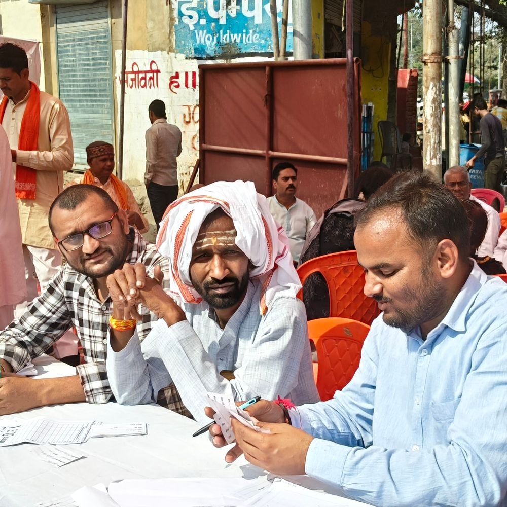 चित्रकूट में MLC चुनाव के लिए मतदान जारी:13 केंद्रों पर स्नातक मतदाता डाल रहे वोट, तलाशी के बाद प्रवेश