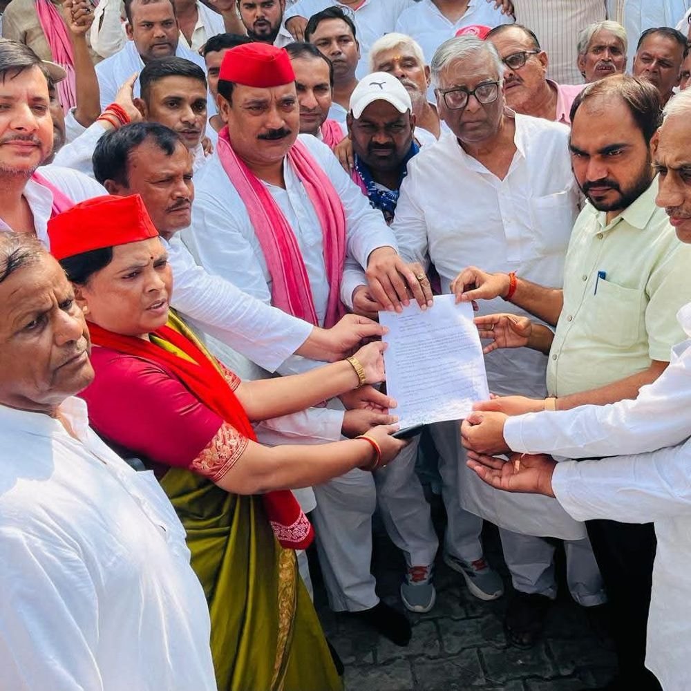 कानपुर देहात में सपा का प्रदर्शन:एसडीएम को सौंपा गया मांग पत्र, निष्पक्ष चुनाव प्रक्रिया की उठाई मांग