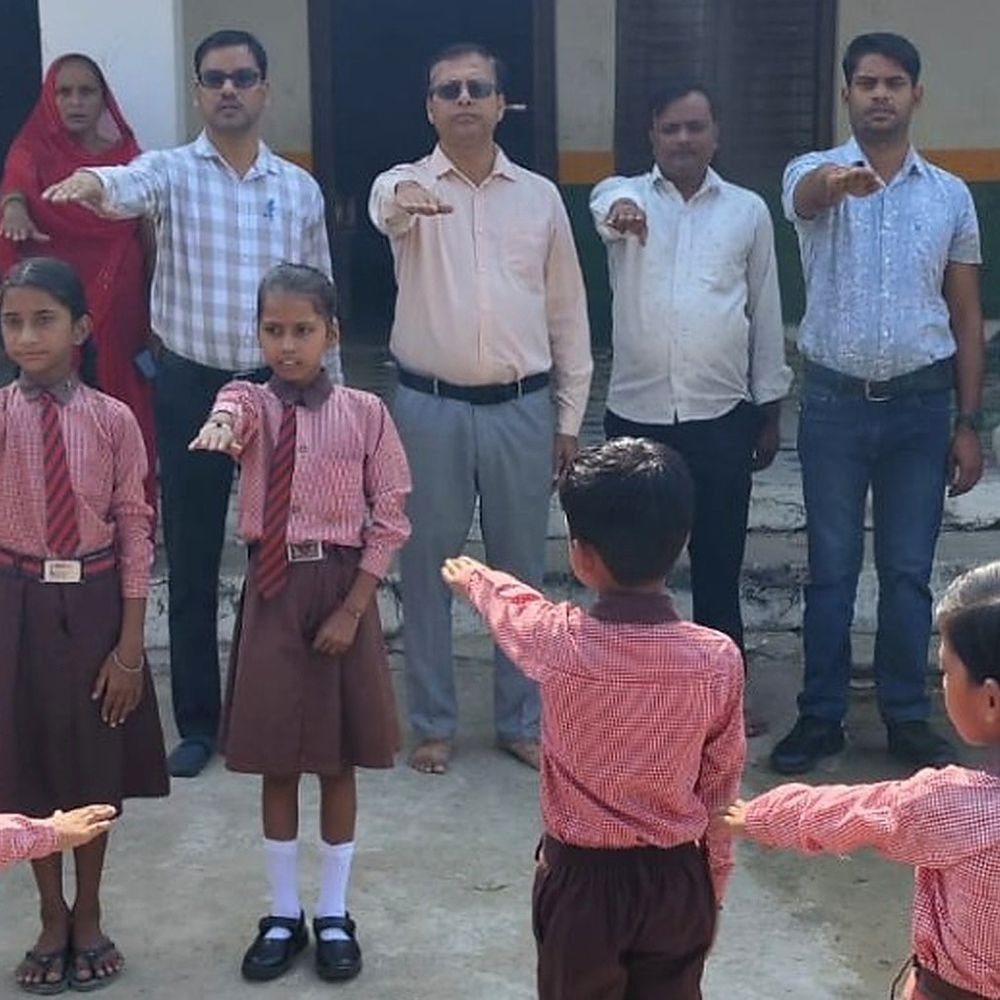 महात्मा गांधी और शास्त्री जी की जयंती मनाई:बाराबंकी के प्राथमिक विद्यालय में समारोह, स्वच्छता की शपथ ली