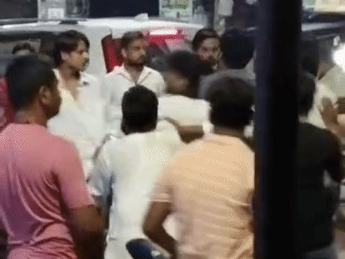 चमनगंज में हिस्ट्रीशीटर ने कैफे संचालक को बीच सड़क पीटा:TET फार्म भरने में मात्रा में हुई थी हेरफेर, दोनों पक्ष के चार लोग हिरासत में