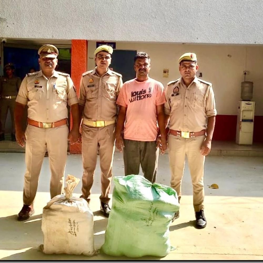 लखनऊ में 37 किलो गांजे के साथ, एक तस्कर गिरफ्तार:पेपर रोल के बीच छिपाकर ले जा रहा था, 1 चक्कर के 50 हजार मिलते थे