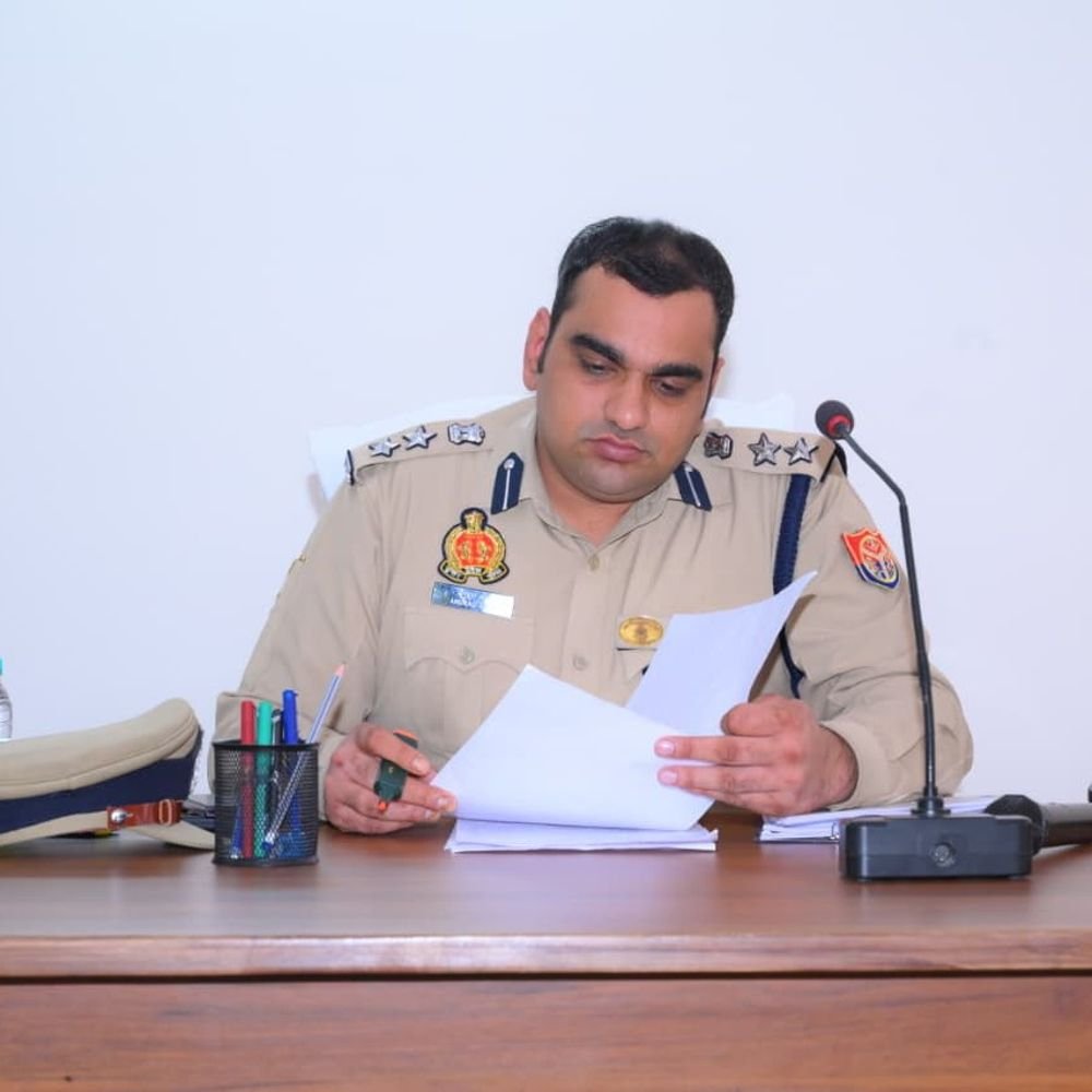 बरेली में शिकायतें बढ़ीं तो 2 थाना प्रभारी हटाए:एसएसपी ने समीक्षा के बाद रिजर्व पुलिस लाइन भेजा