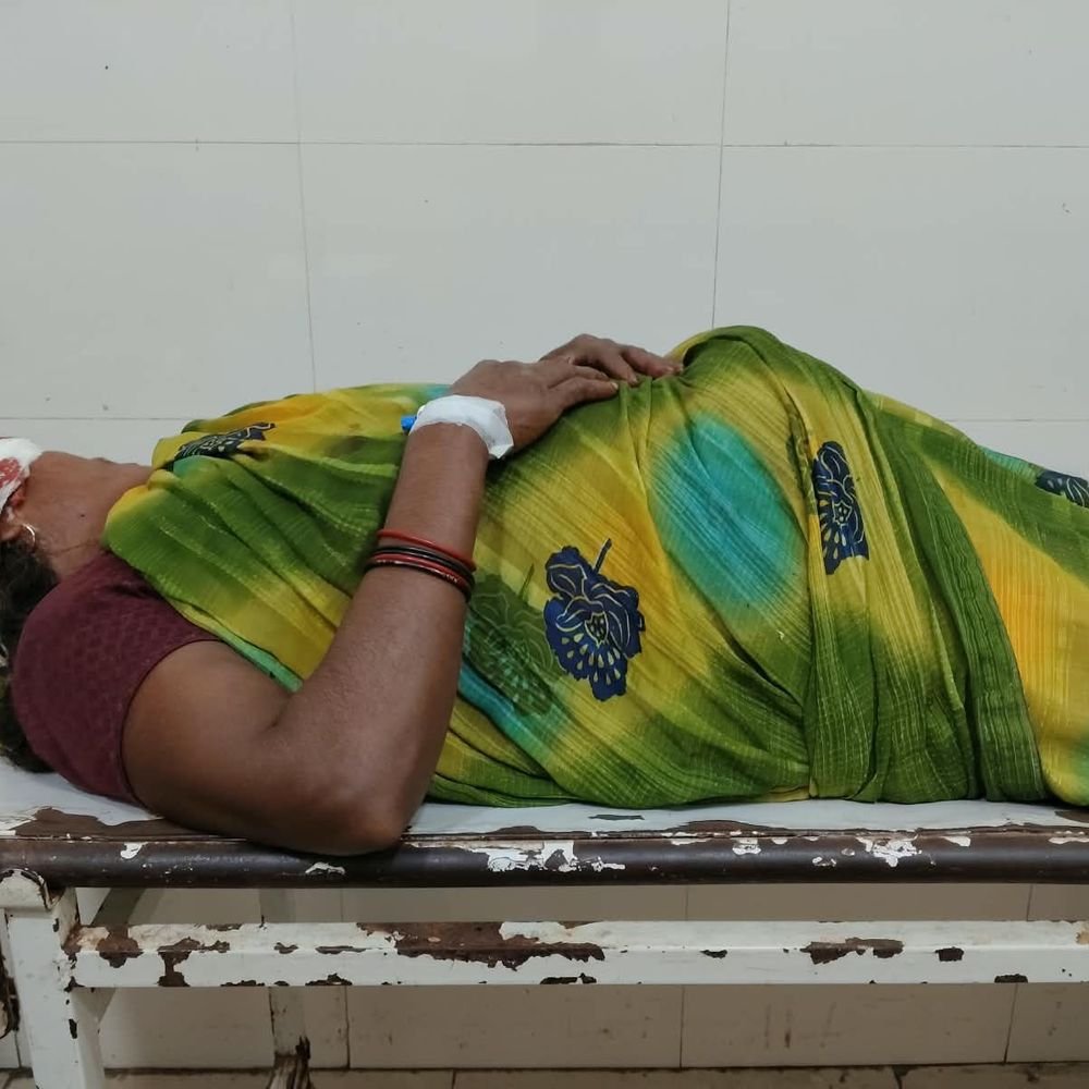 हड्डा मारने की कोशिश में हुआ सर में घुसा हसिया:हड्डा मारने की कोशिश में हुआ हादसा, गंभीर हालत में जिला अस्पताल महराजगंज मे भर्ती